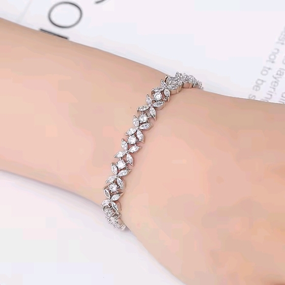 Elegant Silver Floral Bracelet - Picture 4 of 6